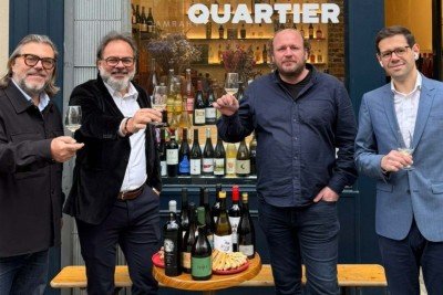 Da esquerda para a direita, Xavier Vankerrebrouck, Giovanni Montoneri, Benoit Mathurin e Guilherme França, todos à frente do 'Vin du Brésil' -  (crédito: Arquivo pessoal )