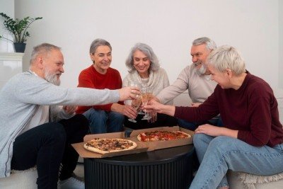 Se não for prioridade, não acontece, a gente sabe. Trate a sua vida social como compromisso e não opção, diz psicóloga -  (crédito: Freepik/Magnific)