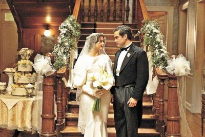 A produção do Prime Video traz Clara vivida por Nicole Wallace na juventude e Esteban interpretado por Alfonso Herrera -  (crédito: Prime Video/Divulgação)
