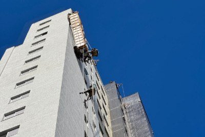 Trio executava servi&ccedil;o de pintura quando um dos cabos se rompeu -  (crédito: CBMMG/Divulga&ccedil;&atilde;o)