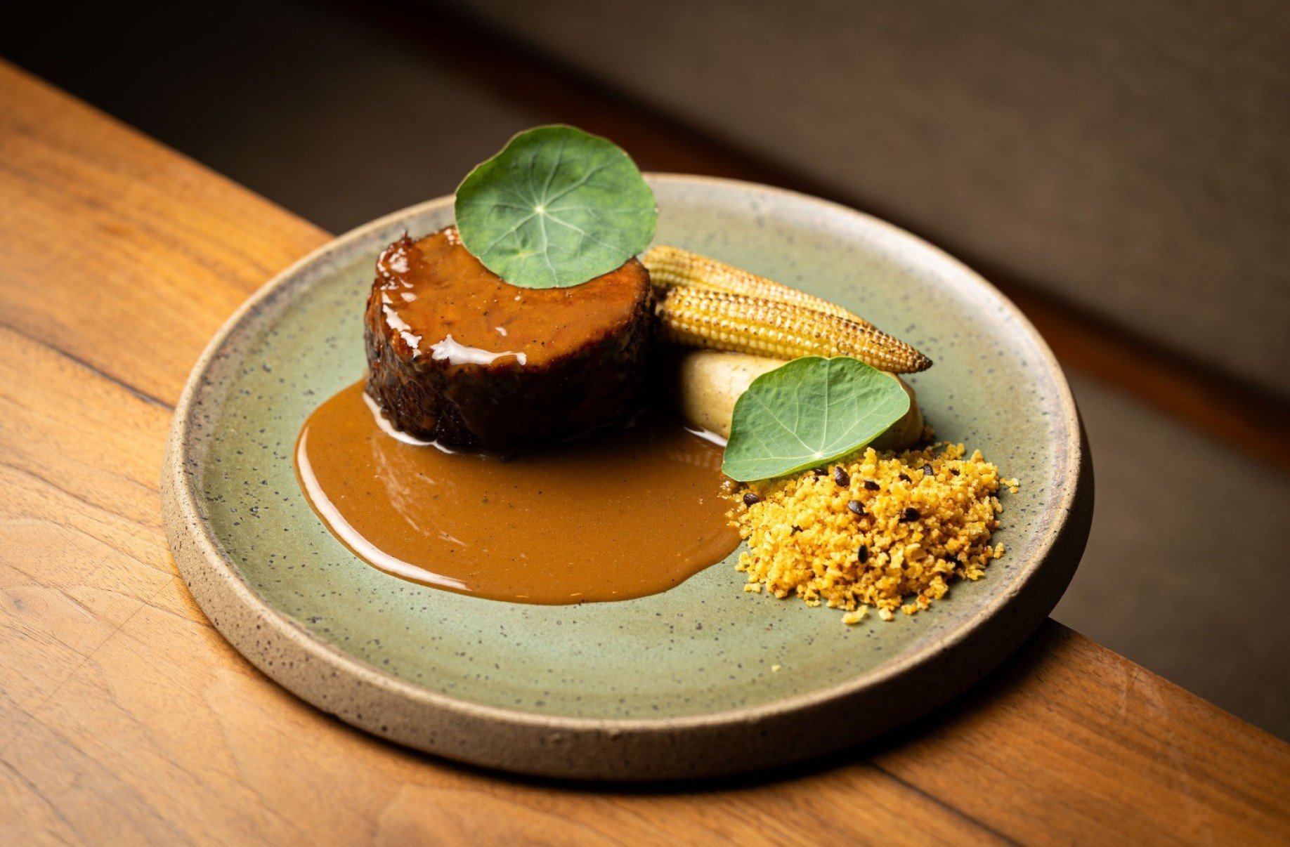 No Pacato, o doce de leite d&aacute; cor e sabor para o demi-glace, servido por cima do cupim, que ainda tem cacha&ccedil;a 