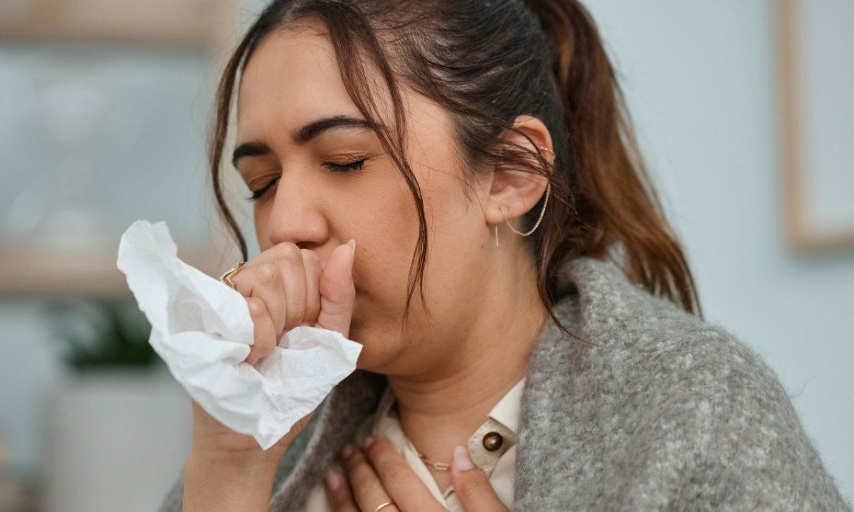 Como o frio afeta sua saúde? Dicas para evitar gripes e resfriados - Peopleimages.com - YuriArcurs