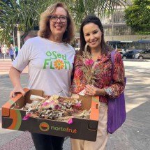 Florista entrega flores a mães nesta sexta-feira (8/5) no centro de BH - Edesio Ferreira/EM/D.A Press