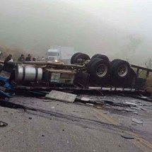 MG: caminhão tomba e interdita a MGC-265; motorista fica preso às ferragens - Reprodução/CBMMG