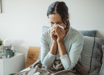 Para aliviar a congest&atilde;o nasal e outros sintomas gripais, o repouso e receitas caseiras s&atilde;o aliados na recupera&ccedil;&atilde;o. -  (crédito: svetikd de Getty Images Signature)