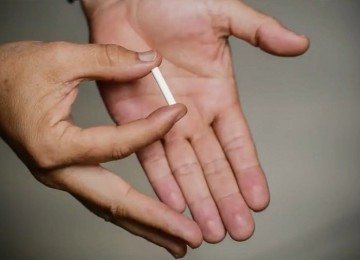 Nos últimos anos, os chamado “chip da beleza” — ou 'pellets' — ganharam espaço no Brasil com promessas de emagrecimento, aumento de disposição, crescimento muscular e melhora da libido. Apesar do nome popular, o produto não funciona como um chip eletrônico, mas sim como um implante hormonal inserido sob a pele. A popularidade do procedimento cresceu rapidamente, impulsionada principalmente pelas redes sociais e pela busca por resultados físicos rápidos. No entanto, especialistas e entidades médi -  (crédito: Rafa Neddermeyer/Agência Brasil)