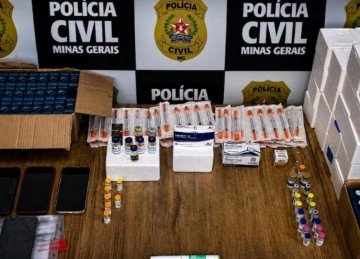 Material foi apreendido pela Polícia Civil (PCMG) e suspeitos de comercializar medicamentos foram presos -  (crédito: PCMG/Divulgação)