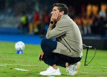O técnico português Abel Ferreira durante um dos raros momentos de calma à beira do campo, em jogo do Palmeiras contra o Cerro Porteño -  (crédito: DANIEL DUARTE / AFP)