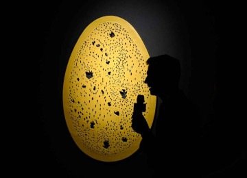 A obra â??Concetto Spazialeâ??, do artista Lucio Fontana, em exibiÃ§Ã£o na Sothebyâ??s Maison em Hong Kong -  (crédito: Peter PARKS / AFP)