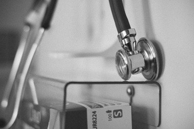 A prescrição desses dispositivos é classificada por entidades médicas como uma forma de doping, trazendo riscos graves e potencialmente letais, como infarto e trombose. 'Existem potenciais conflitos ao código de ética médica, uma vez que estamos vendo o médico induzindo o paciente a fazer o uso de uma prescrição da farmácia ao qual ele pertence', disse ao g1 Bruno Leandro de Souza, conselheiro do CFM. -  (crédito: Parentingupstream/Pixabay)