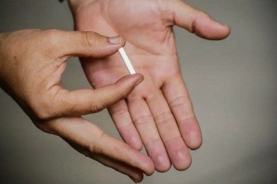 Nos últimos anos, os chamado “chip da beleza” — ou 'pellets' — ganharam espaço no Brasil com promessas de emagrecimento, aumento de disposição, crescimento muscular e melhora da libido. Apesar do nome popular, o produto não funciona como um chip eletrônico, mas sim como um implante hormonal inserido sob a pele. A popularidade do procedimento cresceu rapidamente, impulsionada principalmente pelas redes sociais e pela busca por resultados físicos rápidos. No entanto, especialistas e entidades médi -  (crédito: Rafa Neddermeyer/Agência Brasil)
