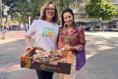 Letícia Costa recebeu flores de uma das ajudantes na manhã desta sexta-feira (8/5) -  (crédito: Edesio Ferreira/EM/D.A Press)