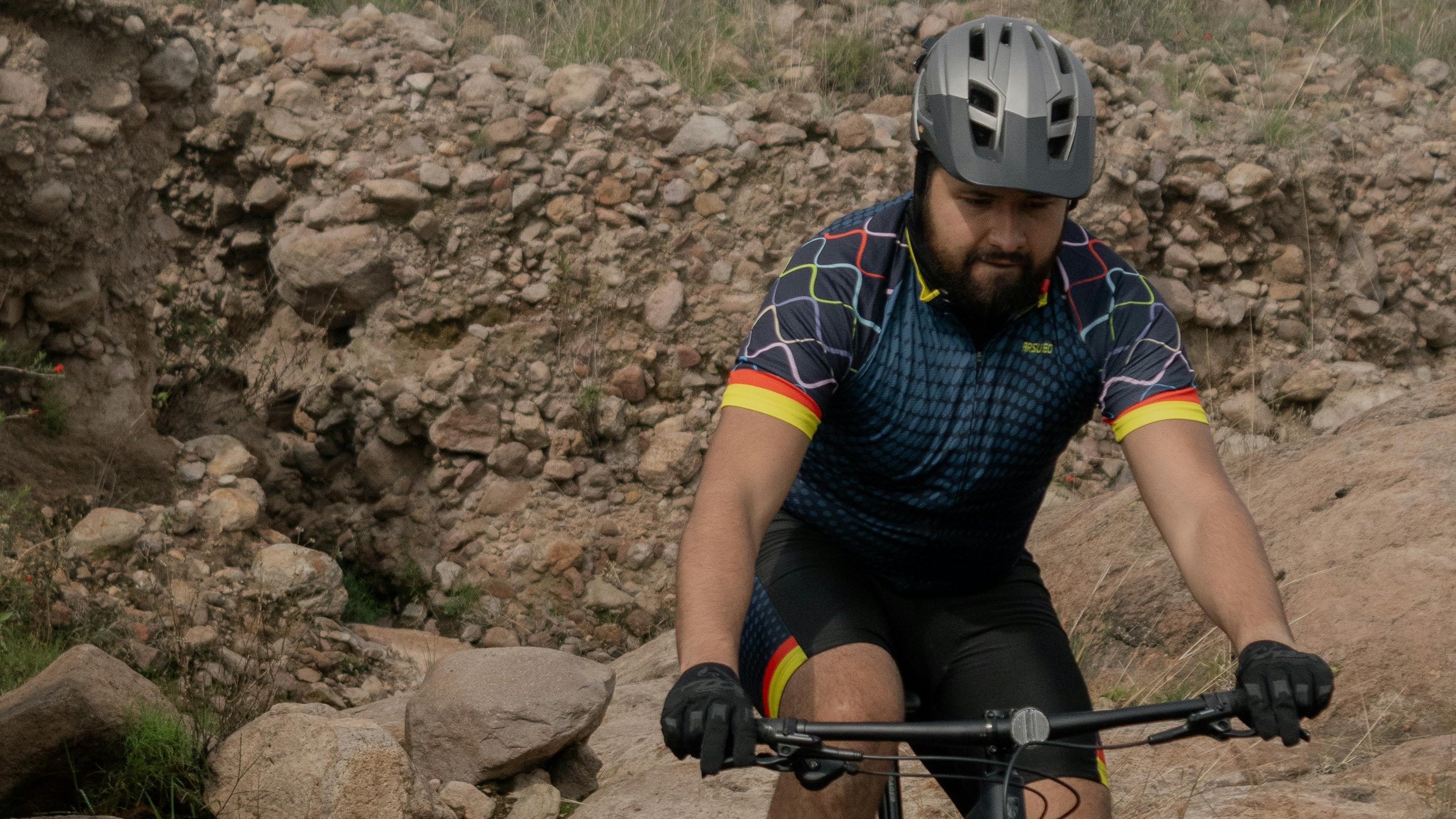 Tecnologias modernas oferecem segurança essencial para ciclistas que se aventuram em trilhas e áreas remotas. - (crédito: Pexels/ Josué Rodríguez)