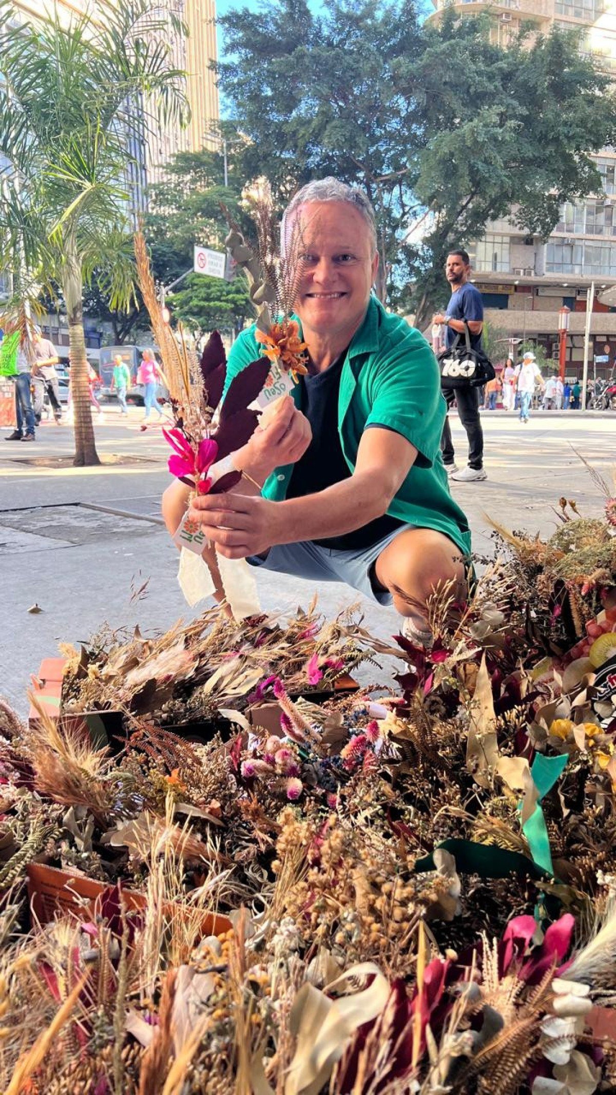 Anderson Rossi entrega flores para m&atilde;es na Pra&ccedil;a Sete anualmente h&aacute; quatro anos