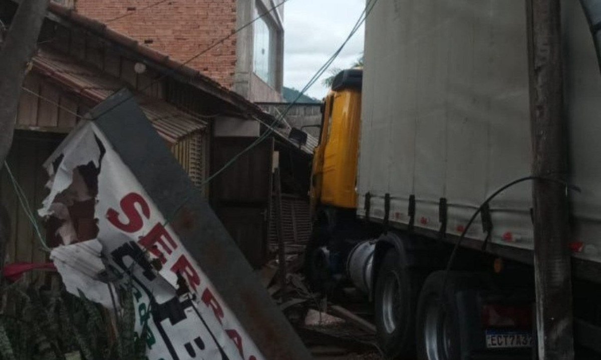 O motorista de um caminh&atilde;o, de 54 anos, morreu ap&oacute;s o ve&iacute;culo colidir contra uma serraria na Avenida Padre Louren&ccedil;o da Costa, Bairro Morro Grande, em Itajub&aacute;, no Sul de Minas