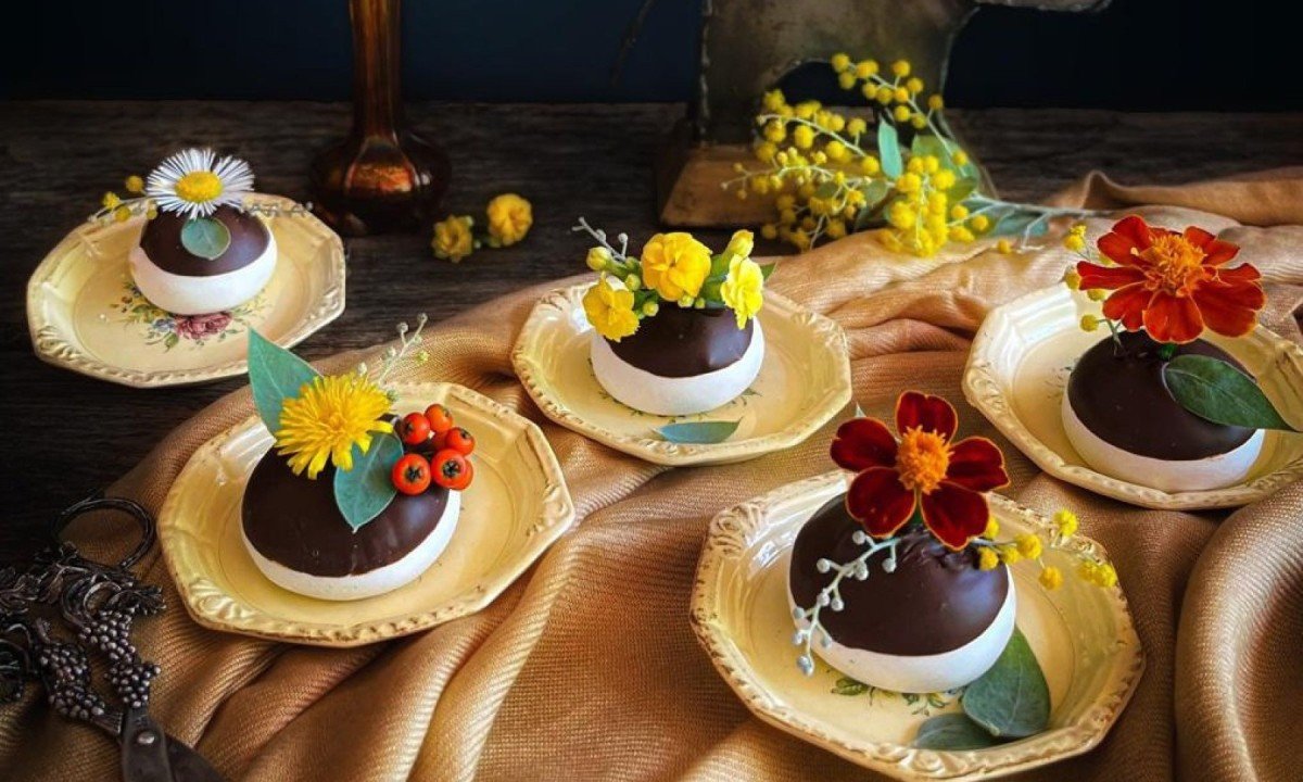 Totalmente fora do comum, os suspiros da Suspir&ocirc; s&atilde;o recheados com brigadeiros de v&aacute;rios sabores e cobertos com chocolate