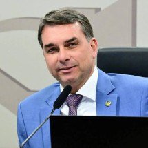 Flávio Bolsonaro projeta: 'Bolsonaro vai subir a rampa comigo'