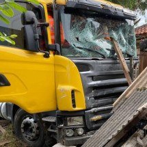 MG: caminhão bate contra serraria e motorista morre - Divulga&ccedil;&atilde;o CBMMG