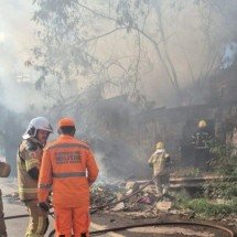 BH: entulhos pegam fogo às margens do Anel Rodoviário - Divulga&ccedil;&atilde;o CBMMG
