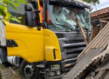 O motorista de um caminh&atilde;o, de 54 anos, morreu ap&oacute;s o ve&iacute;culo colidir contra uma serraria na Avenida Padre Louren&ccedil;o da Costa, Bairro Morro Grande, em Itajub&aacute;, no Sul de Minas -  (crédito: Divulga&ccedil;&atilde;o CBMMG)
