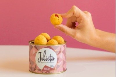 Os biscoitos de massa de queijo são tradicionalmente recheados com goiabada e formam uma dupla clássica mineira
 -  (crédito: Natália Alvarenga/Divulgação)
