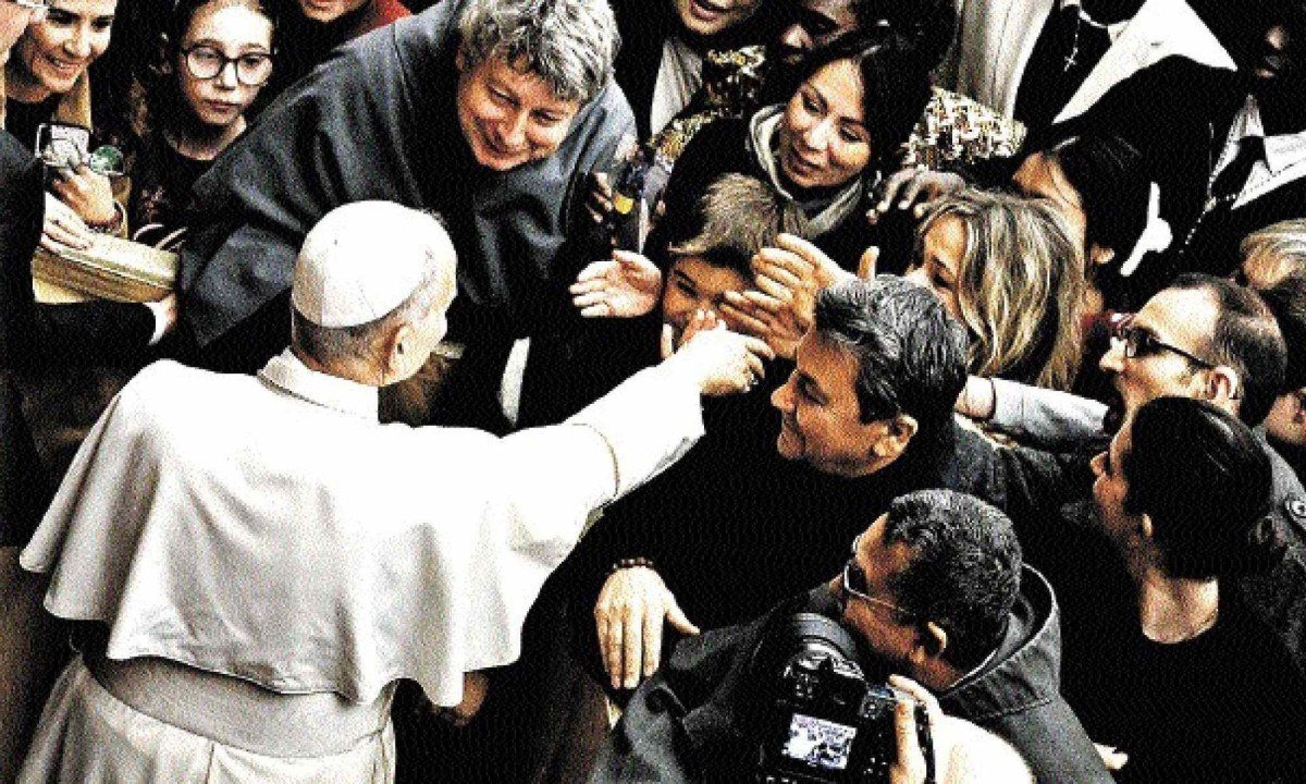 Durante audi&ecirc;ncia no Sal&atilde;o Paulo VI, em dezembro de 2025, Papa Le&atilde;o XIV cumprimenta funcion&aacute;rios da Santa S&eacute; e do Vaticano