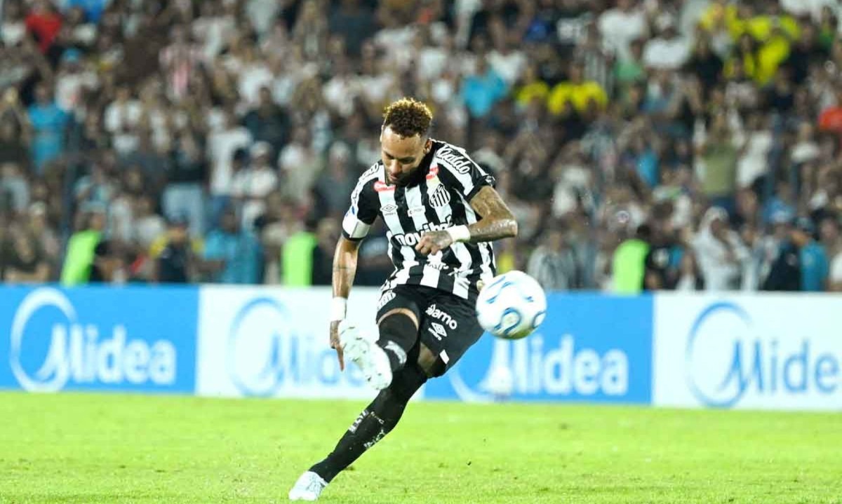 O meia-atacante Neymar vem buscando a melhor forma atuando pelo Santos - (crédito: DANIEL DUARTE / AFP)