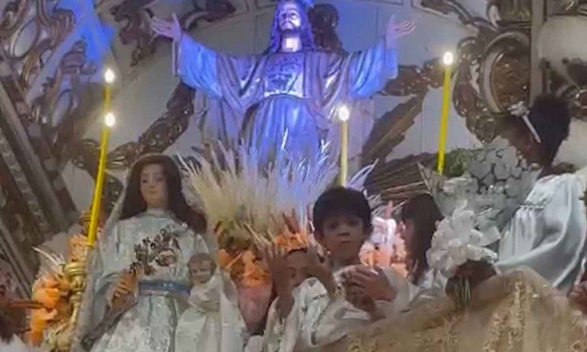 Em 2025, o menino Alfonso Lu&iacute;s Vargas Mantini, autista e surdo, participou da coroa&ccedil;&atilde;o inclusiva em Santa Luzia, na Grande BH