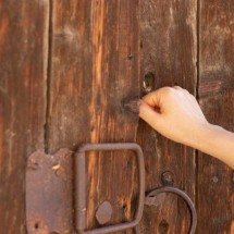 Entre mitos e florestas sagradas: como nasceu o costume de bater na madeira para afastar o azar - Portal Giro 10