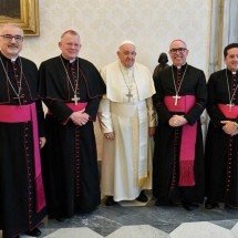 De olho no maior país católico