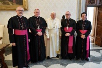 De olho no maior país católico