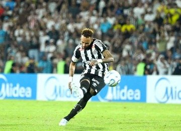 O meia-atacante Neymar vem buscando a melhor forma atuando pelo Santos -  (crédito: DANIEL DUARTE / AFP)