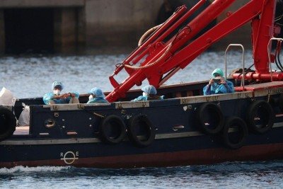 Passageiros do navio de cruzeiro MV Hondius aguardam na pista do aeroporto de Tenerife Sul, em Tenerife -  (crédito: BBC)