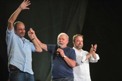  O então candidato a presidência, Lula, juntamente com Alexandre Kalil e Alexandre Silveira, em campanha no Vale do Aço
       -  (crédito: Alexandre Guzanshe/EM/D.A Press)