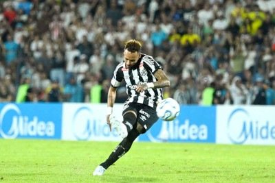 O meia-atacante Neymar vem buscando a melhor forma atuando pelo Santos -  (crédito: DANIEL DUARTE / AFP)