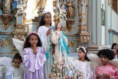 Neste mês, as meninas vestidas de anjo mantêm o costume que atravessa gerações em Minas e jamais perde o encantamento -  (crédito: FOTOS: GUSTAVO WERNECK/EM/D.A PRESS)