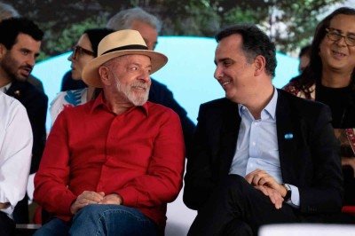 Lula gostaria de ver o senador Rodrigo Pacheco (PSB) como seu candidato em Minas -  (crédito: Mauro Pimentel/AFP &ndash; 18/74)