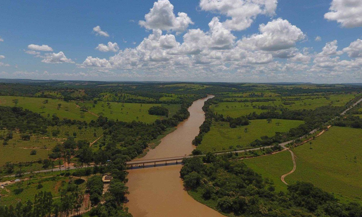 Rio Par&aacute; cruza as regi&otilde;es Central e Centro-Oeste de Minas Gerais por cerca de 360 quil&ocirc;metros at&eacute; a sua foz no Rio S&atilde;o Francisco, em Pomp&eacute;u    