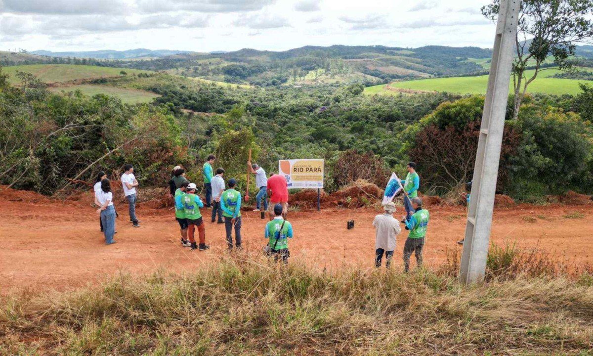 Local onde o marco da nascente foi instalado fica acima do vale de mata serrana onde nasce o Rio Par&aacute;, em Resende Costa