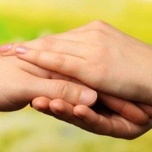A condição neurológica que faz algumas pessoas sentirem no próprio corpo o toque recebido por outras pessoas - Portal Giro 10