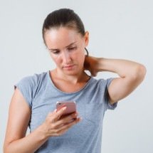 Forma de usar o celular pode sobrecarregar o pescoço e causar dor crônica - 8photo/Magnific