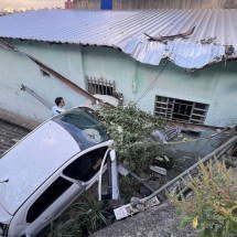 BH: motorista bêbado cai de barranco e atinge casa; veja o estrago