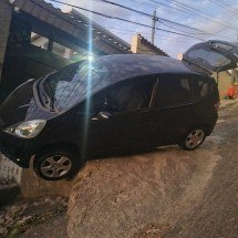 Motorista perde o controle ao descer ladeirão e carro fica "dependurado" - CBMMG/Divulga&ccedil;&atilde;o