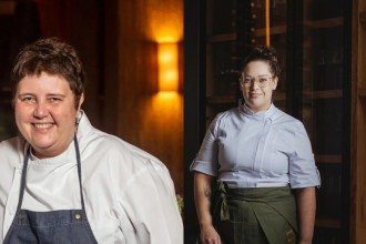 Roberta Sudbrack assina jantar ao lado da chef Ana Gabi Costa, do Trintaeum