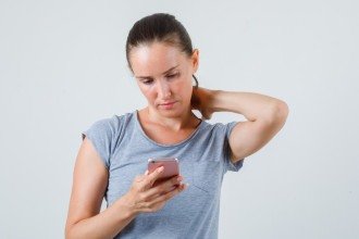 Forma de usar o celular pode sobrecarregar o pescoço e causar dor crônica