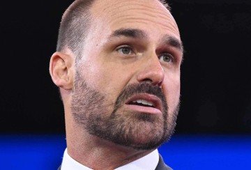 Eduardo Bolsonaro, retratado em evento p&uacute;blico, teve seu mandato cassado por faltas e &eacute; r&eacute;u em processo no STF -  (crédito: SAUL LOEB / AFP)