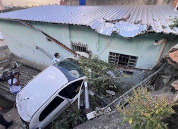 O automóvel atingiu uma das saídas de uma residência, mas, de acordo com os bombeiros, a estrutura do imóvel não foi comprometida -  (crédito: Edésio Ferreira/EM/D.A.Press)
