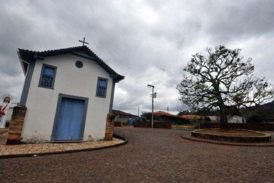 No distrito de Morro d&rsquo;&Aacute;gua Quente, em Catas Altas, na Regi&atilde;o Central do estado, asfaltamento foi suspenso por ordem judicial -  (crédito: Marcos Michelin/EM/D.A.Press)