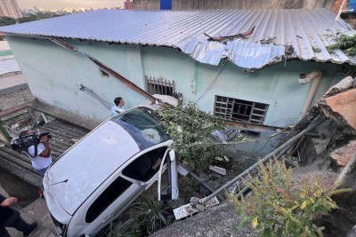 O automóvel atingiu uma das saídas de uma residência, mas, de acordo com os bombeiros, a estrutura do imóvel não foi comprometida -  (crédito: Edésio Ferreira/EM/D.A.Press)