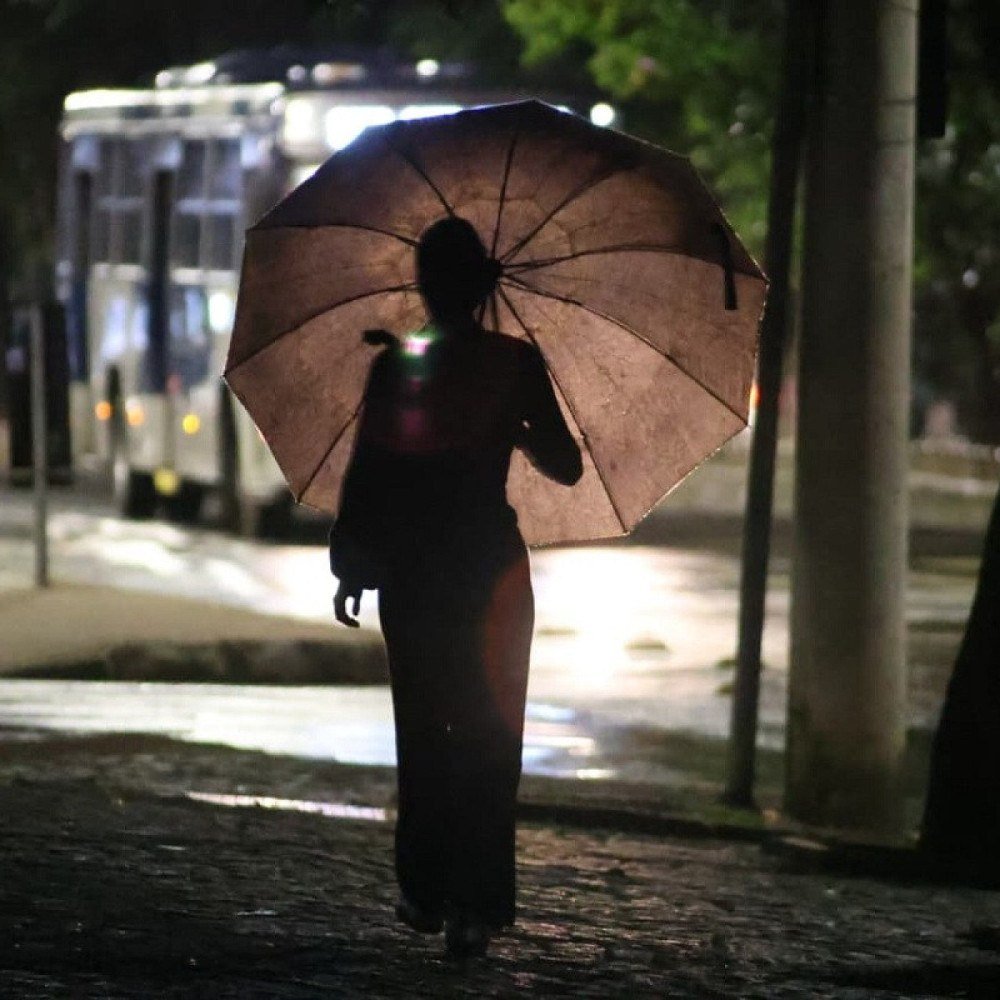 Em 40 minutos, chove 40% do volume previsto para o mês em regional de BH